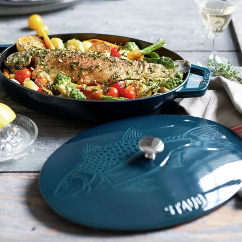 Fuente de horno ovalada de hierro fundido con tapa Staub
