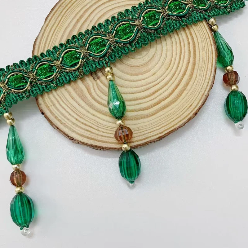 Elegante und Auffällige Borte mit Glaskristallen Karnz
