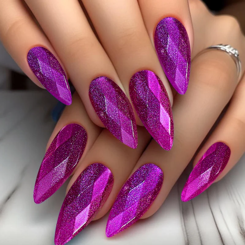 Funkelnde diamantförmige Stiletto-Nagelkunstverlängerungen Karnz