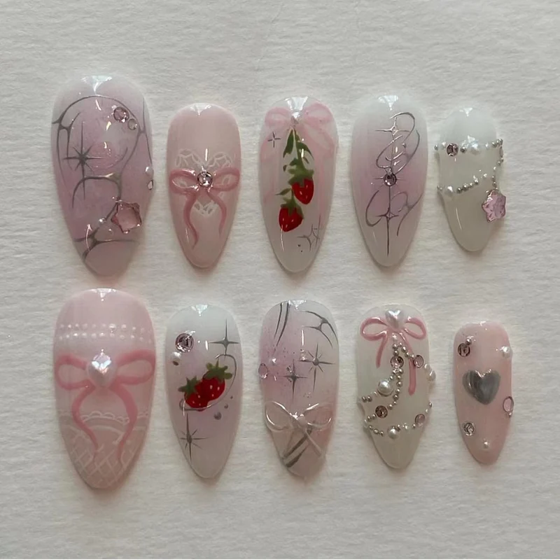 Künstliche Nagelkunst mit romantischem Design und Glitzerakzenten Karnz