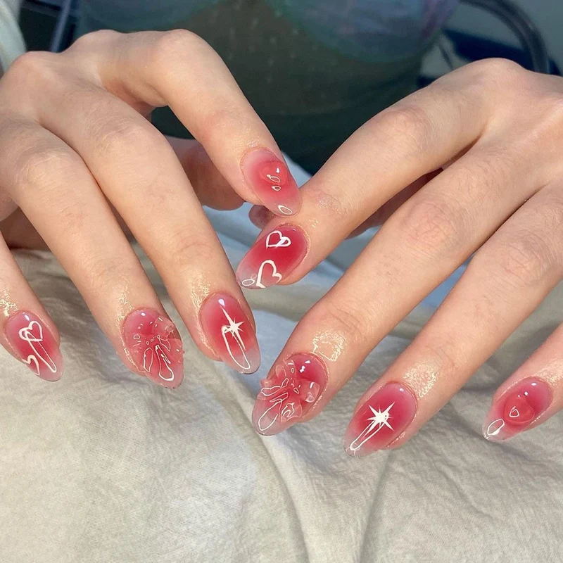 Künstliche Nagelkunst mit romantischem Design Karnz