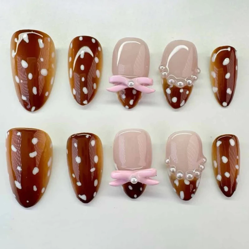 Künstliche Nagelkunst mit Punktmuster und Schleifenakzenten Karnz