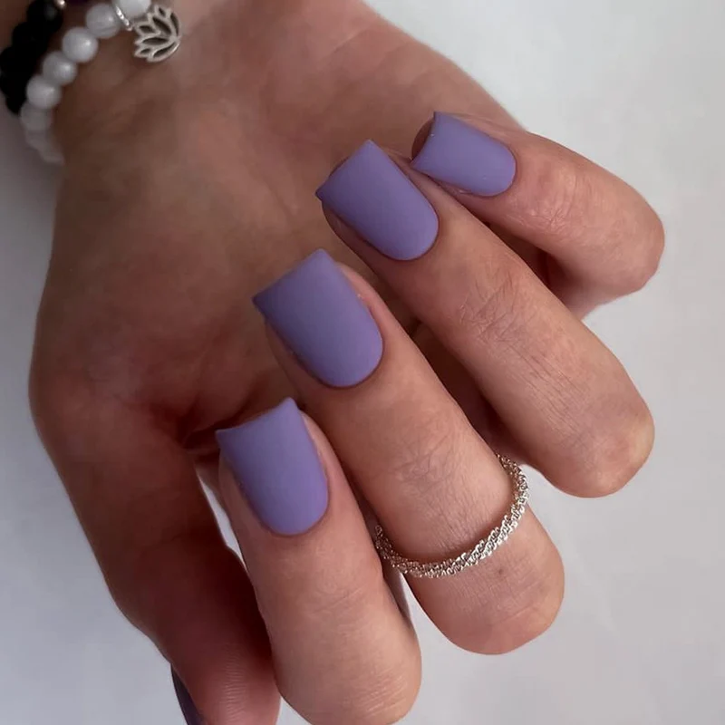 Künstliche Nagelkunst mit mattem Finish Karnz