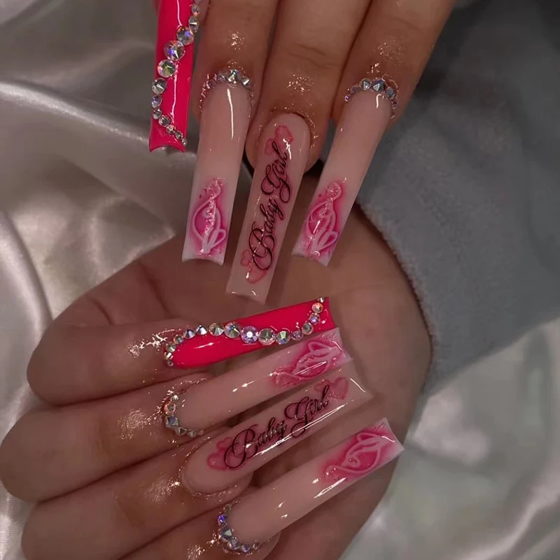 Künstliche Nagelkunst mit luxuriösen Strass- und Blumendekoren Karnz