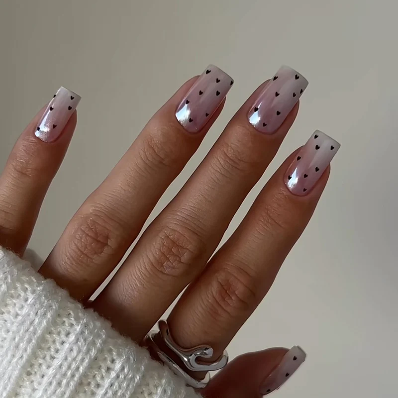 Künstliche Nagelkunst mit Herzen-Design Karnz