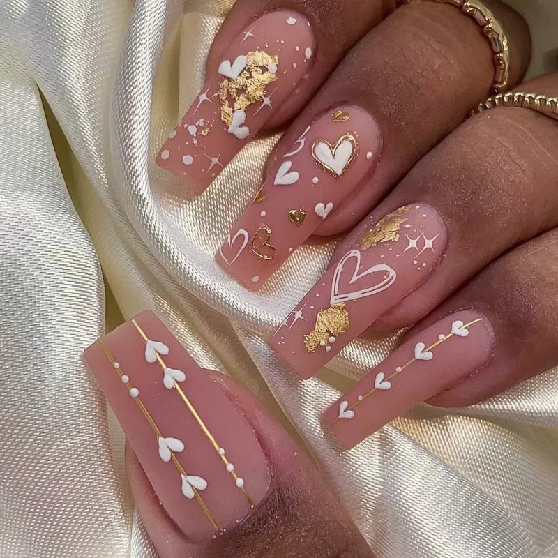 Künstliche Nagelkunst mit Herz- und Glitzermotiven Karnz