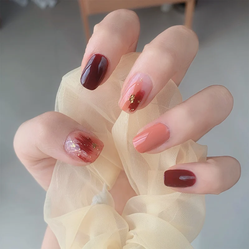 Künstliche Nagelkunst mit Goldverzierungen Karnz