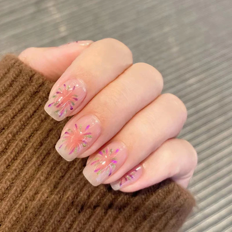 Künstliche Nagelkunst mit funkelnden Akzenten und spezieller Gestaltung Karnz