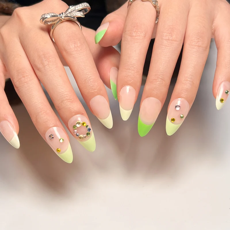 Künstliche Nagelkunst mit frühlingshaftem Design und funkelnden Akzenten Karnz