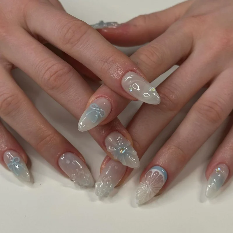 Künstliche Nagelkunst mit floralen und dekorativen Elementen Karnz