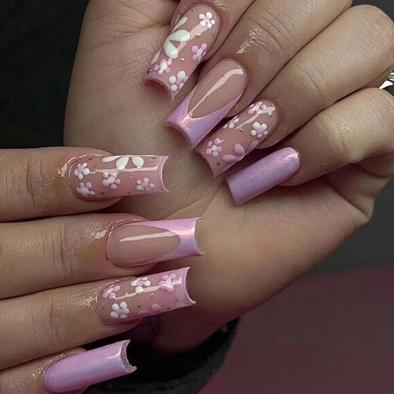 Künstliche Nagelkunst mit floralen Mustern und Glanz Karnz