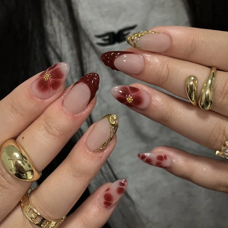 Künstliche Nagelkunst mit floralen Akzenten und Boutique-Design Karnz