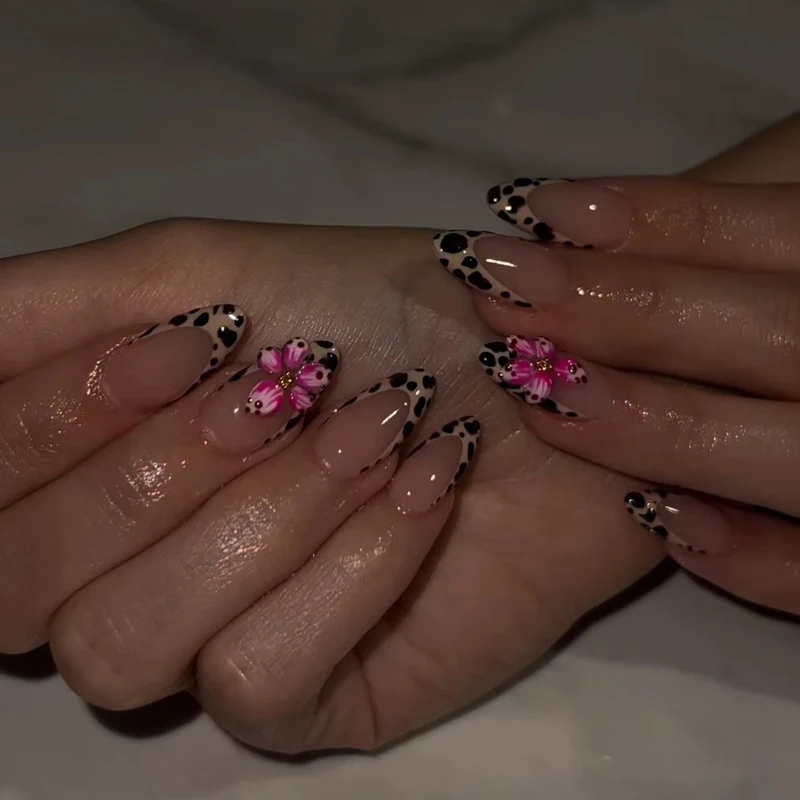 Künstliche Nagelkunst mit floralem Design und stilvollem Leopardenmuster Karnz