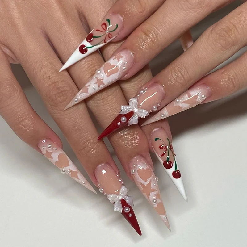 Künstliche Nagelkunst mit festlichen Motiven Karnz