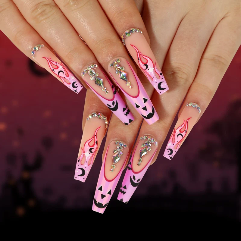 Künstliche Nagelkunst mit festlichem Design und Glitzervariationen Karnz