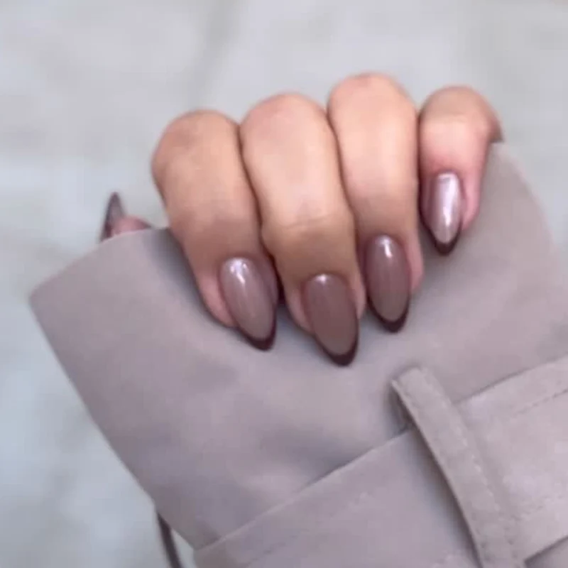 Künstliche Nagelkunst mit elegantem French-Tip Karnz