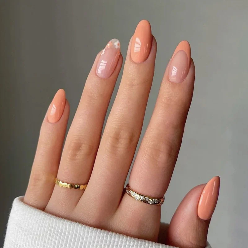 Künstliche Nagelkunst mit elegantem Blumendesign Karnz