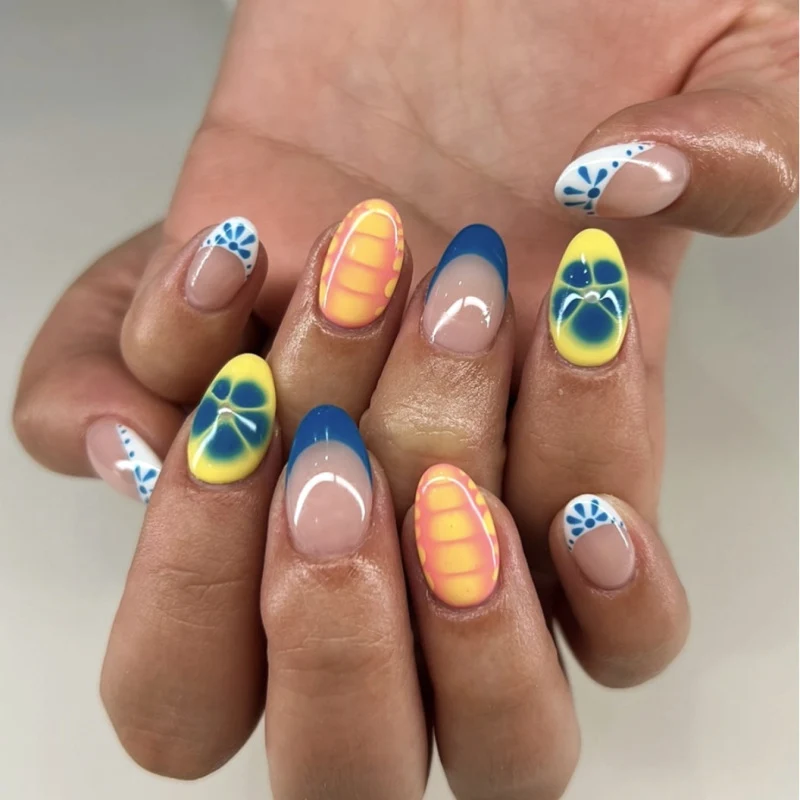 Künstliche Nagelkunst mit buntem Sommerdesign Karnz