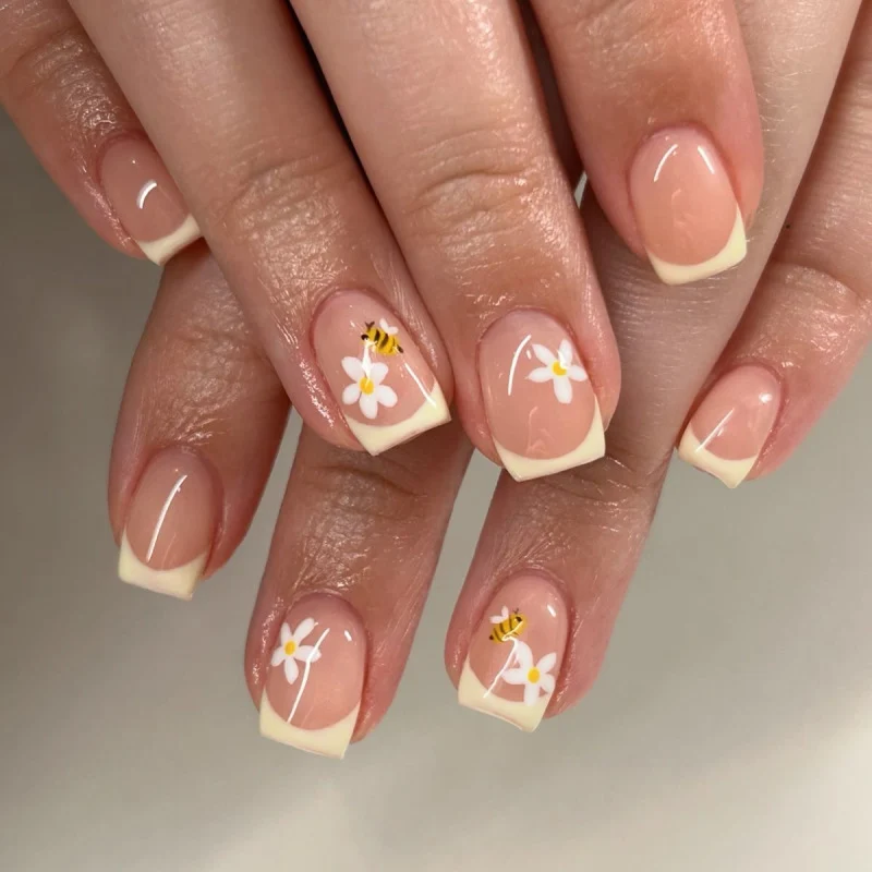 Künstliche Nagelkunst mit Blüten- und Bienenmotiven Karnz
