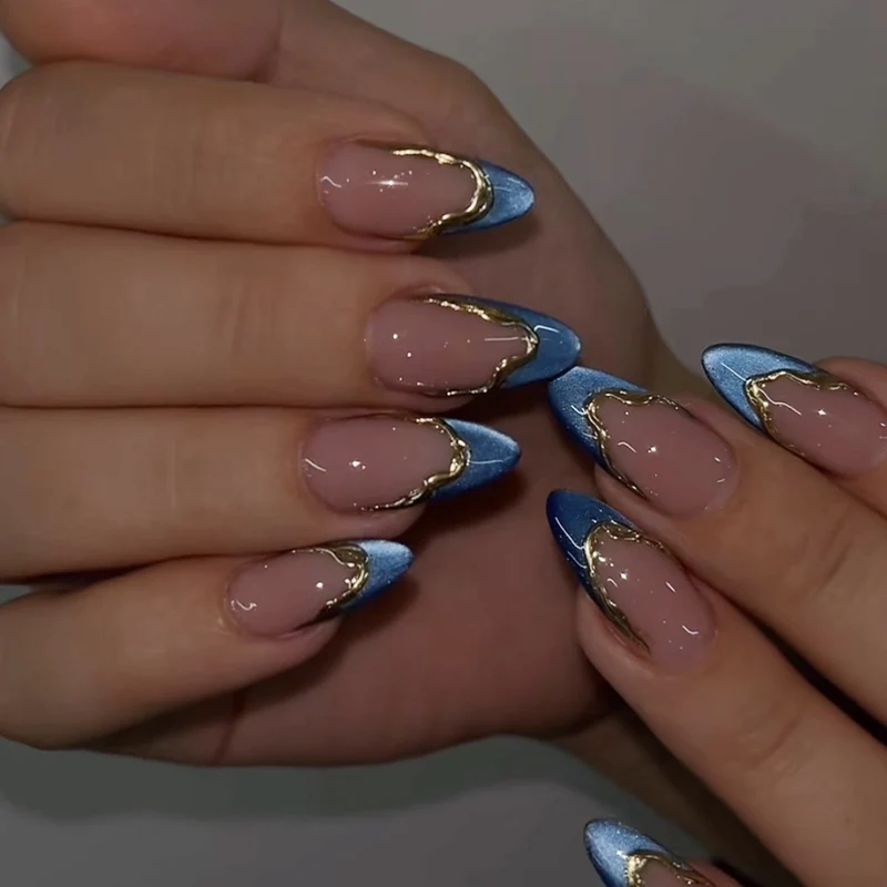 Luxuriöse Stiletto Nagelkunstverlängerungen mit goldenen Akzenten Karnz