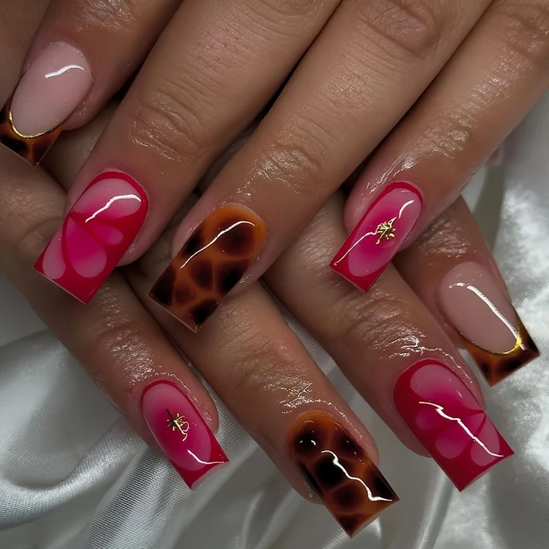 Trendige künstlerische Nagelverzierungen Karnz