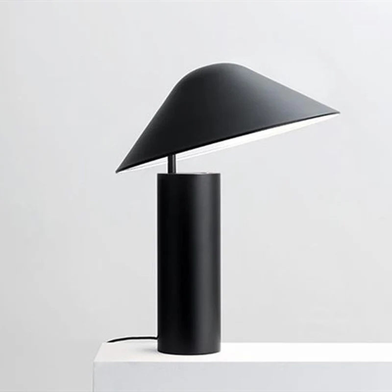 Moderne Tischlampe mit skulpturalem Detail