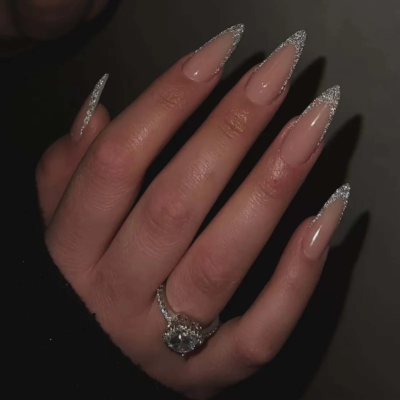 Glamouröse Stiletto Kunstnägel mit Glitzer-Spitzen Karnz