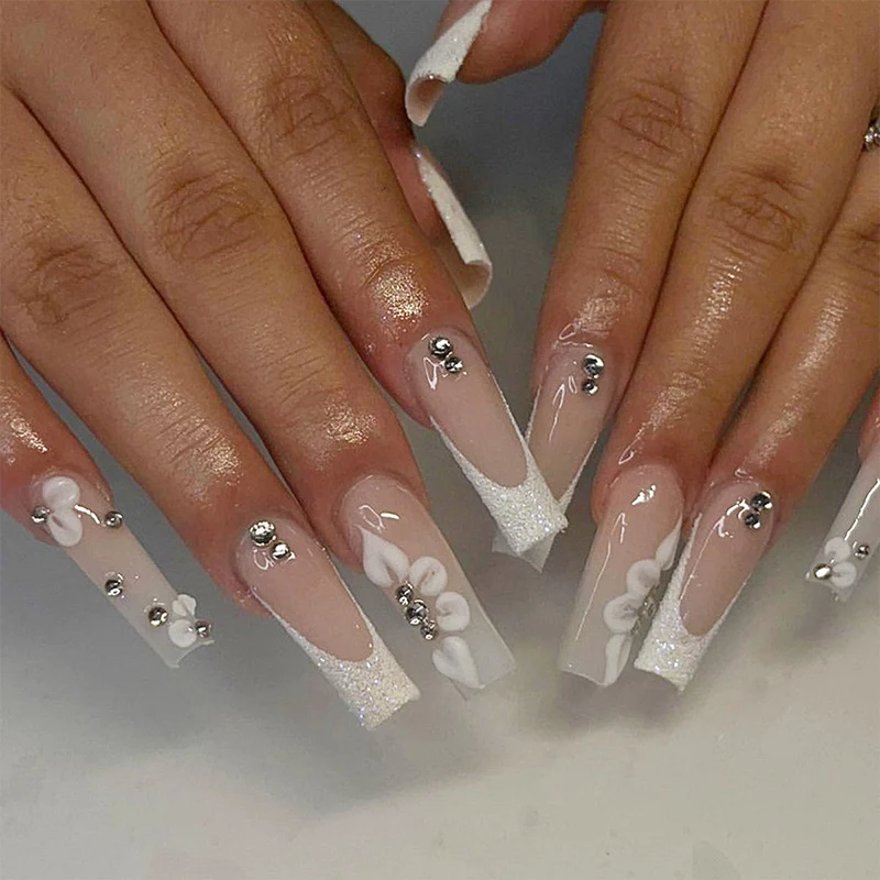 Glamouröse Stiletto Kunstnägel mit floralen Details Karnz