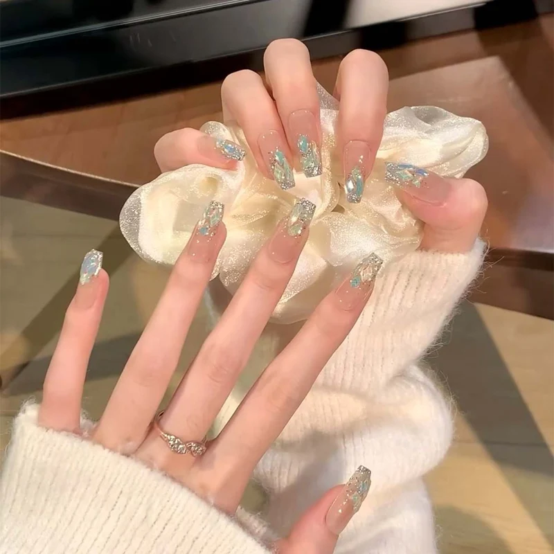 Glamouröse Nagelspitzen mit Glitzer-Akzenten Karnz