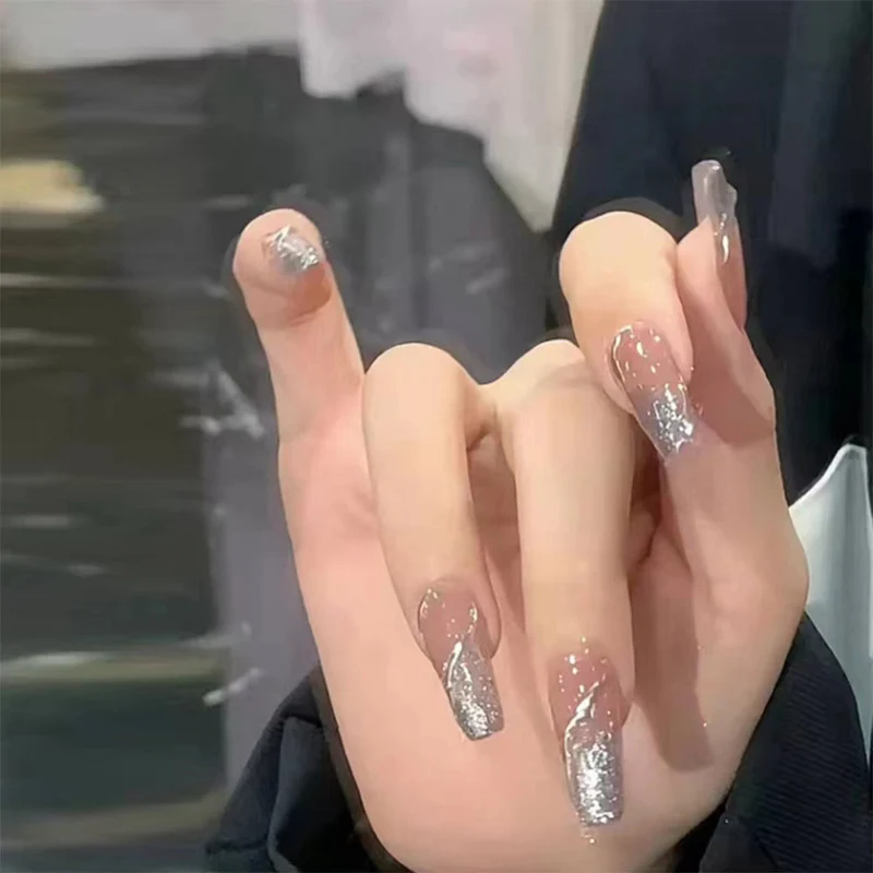 Glamouröse Nagelkunst mit Glitzerakzenten Karnz