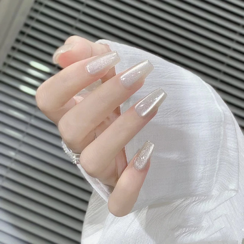 Glamouröse Kunstnägel Karnz