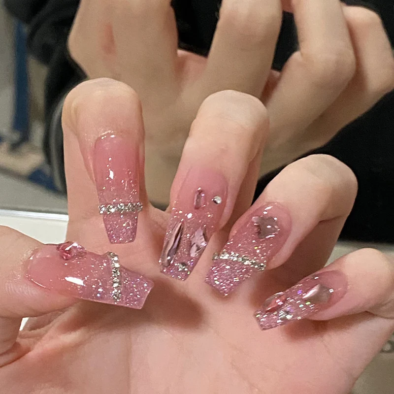 Glamouröse Acryl-Nägel Karnz