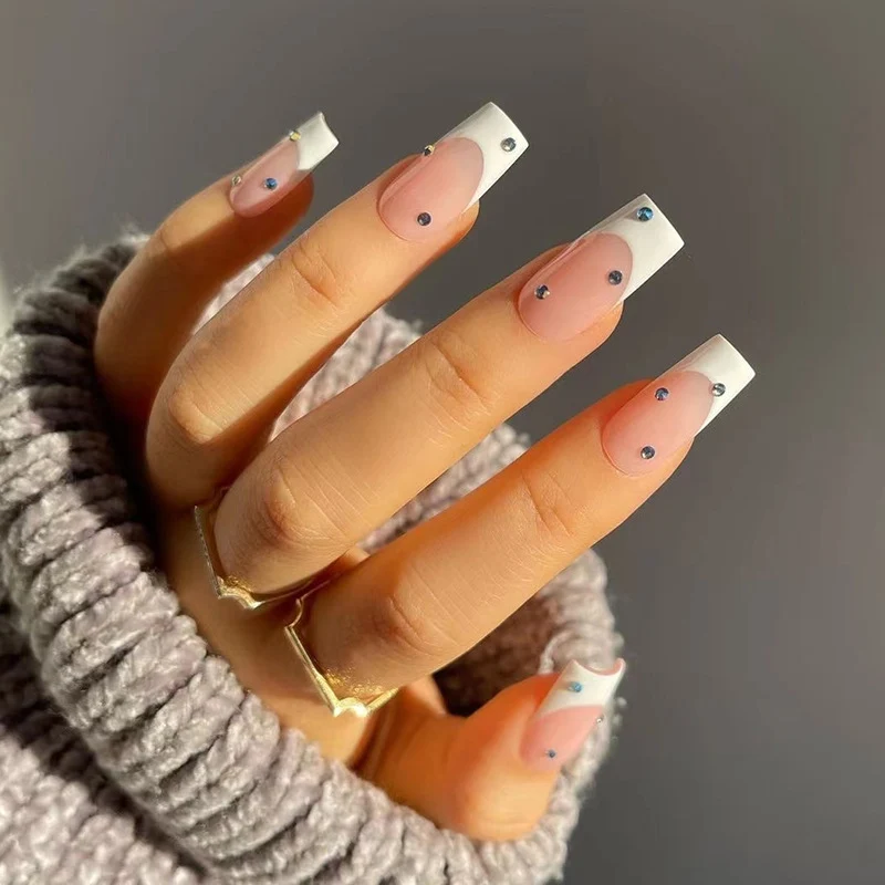 Kunstvolle Kunstnägel im eleganten French-Tip Design mit Glitzerakzenten Karnz