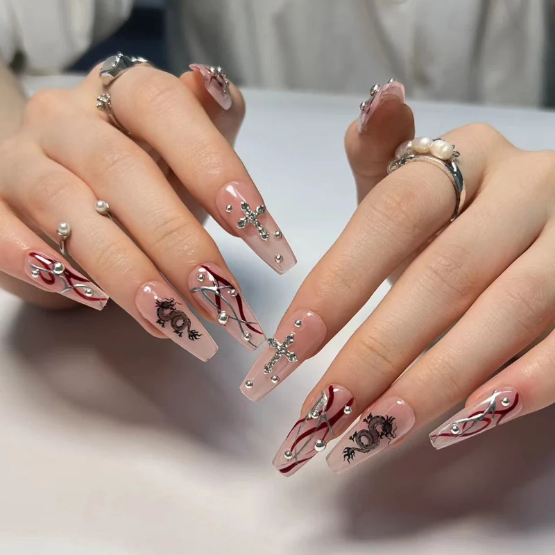Kunstvolle Künstliche Nagelverlängerungen mit Glitzer- und Blumenakzenten Karnz