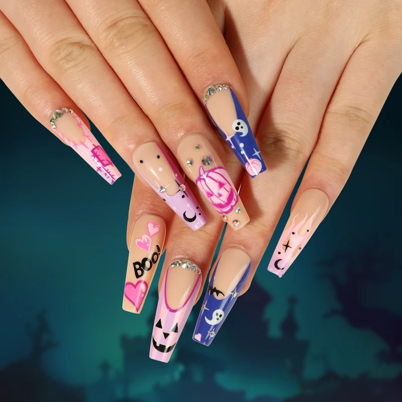 Kunstvolle Halloween-Nagelkunst mit trendigen Motiven und Glitzer Karnz