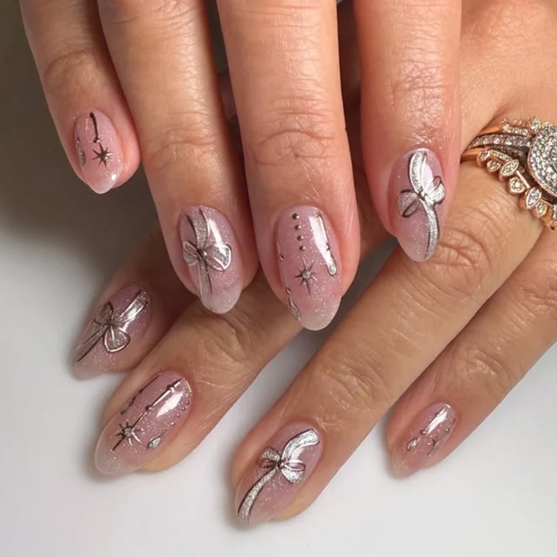 Kunstvolle Glamour-Nagelkunst mit glänzenden Akzenten Karnz