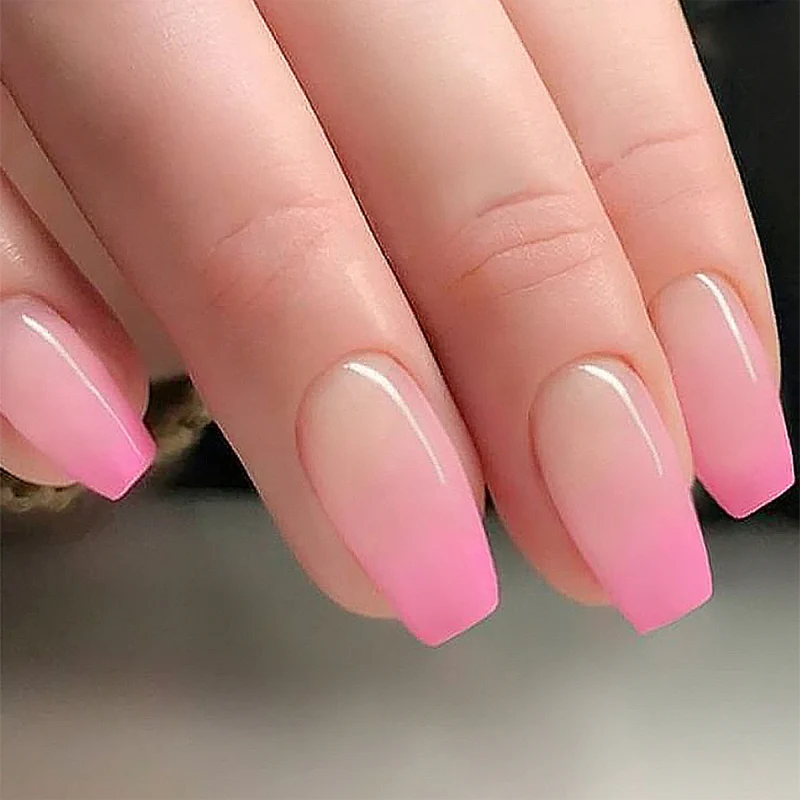Kunstvolle Gel-Nägel mit zartem Ombre-Effekt Karnz