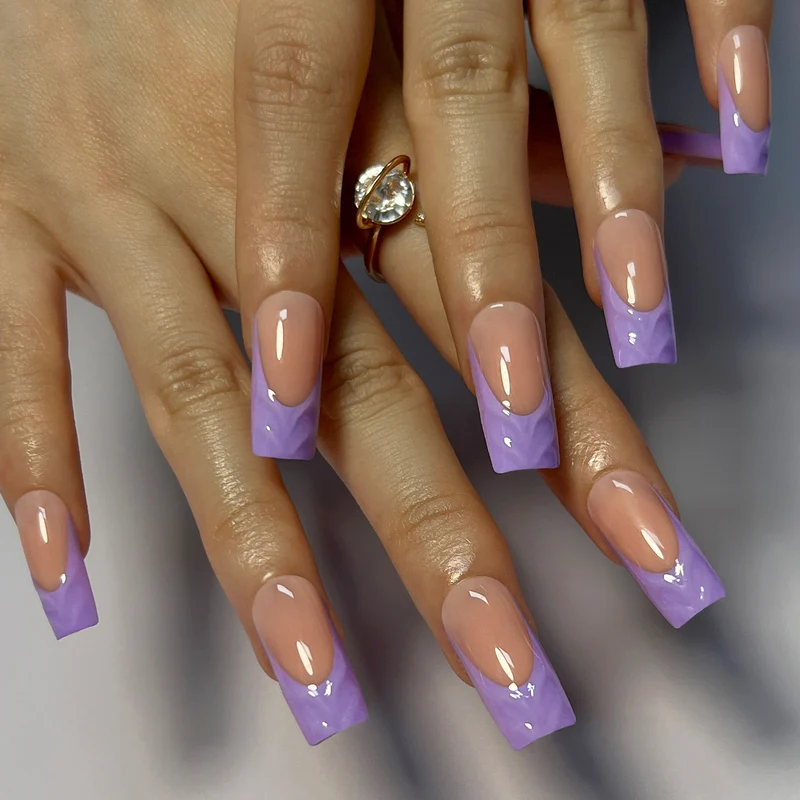Kunstvolle Gel-Nägel mit transparentem Farbverlauf und eleganten Akzenten Karnz