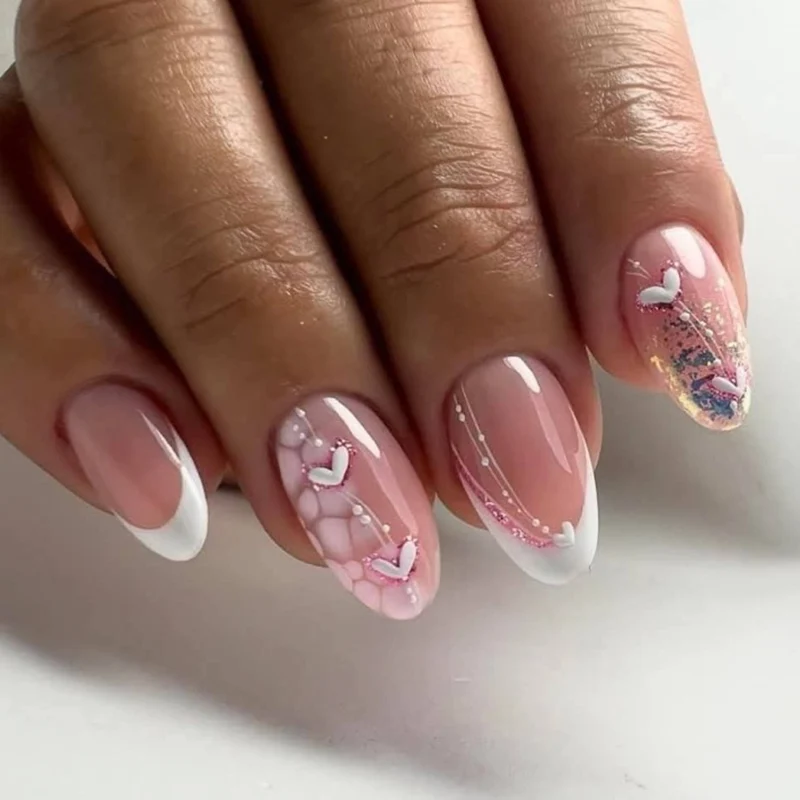 Kunstvolle Gel-Nägel mit romantischen Herzmotiven Karnz