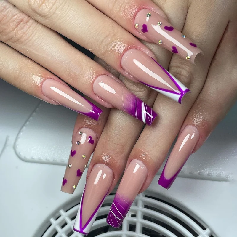 Kunstvolle Gel-Nägel mit Herzen und Farbverlauf Karnz