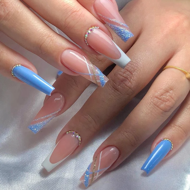 Kunstvolle Gel-Nägel mit Glitzerverzierungen und eleganten Designs Karnz