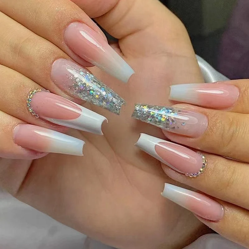 Kunstvolle Gel-Nägel mit Glitzer- und Ombre-Effekt Karnz
