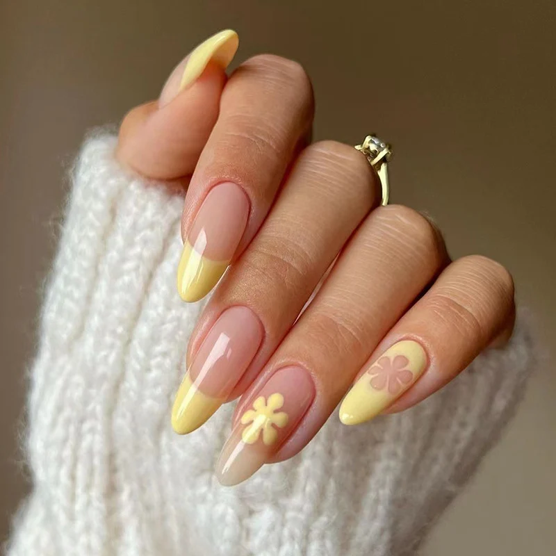 Kunstvolle Gel-Nägel mit floralen Designs Karnz