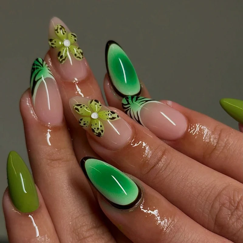 Kunstvolle Gel-Nägel mit floralem Design und Glitzereffekten Karnz