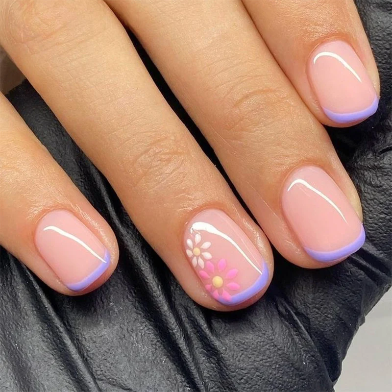 Kunstvolle Gel-Nägel mit floralem Design Karnz