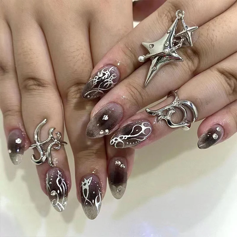 Kunstvolle Gel-Nägel mit filigranen Ornamenten und Glitzer Karnz