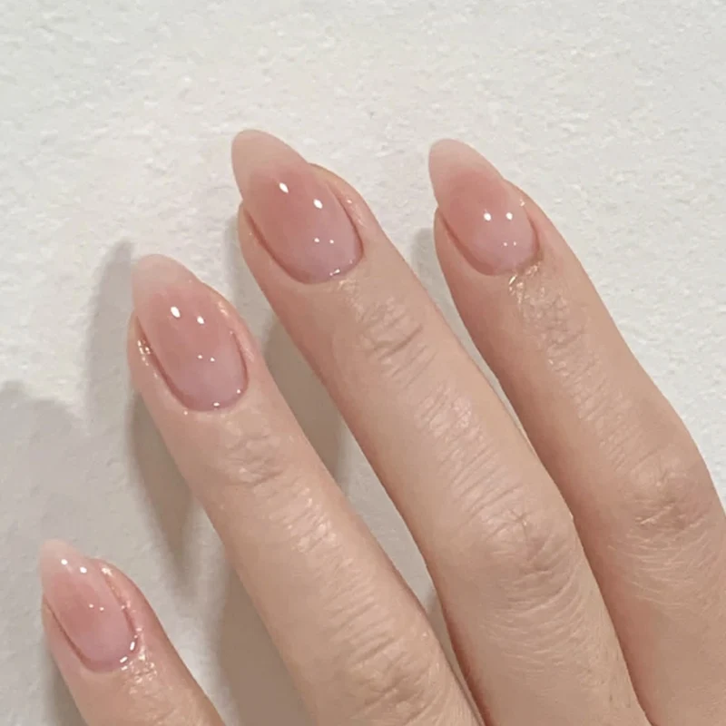 Kunstvolle Gel-Nägel mit elegantem Spitzen-Design Karnz