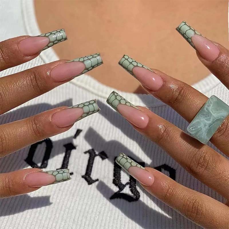 Kunstvolle Gel-Nägel mit elegantem Schlangenmuster und Hochglanz Karnz