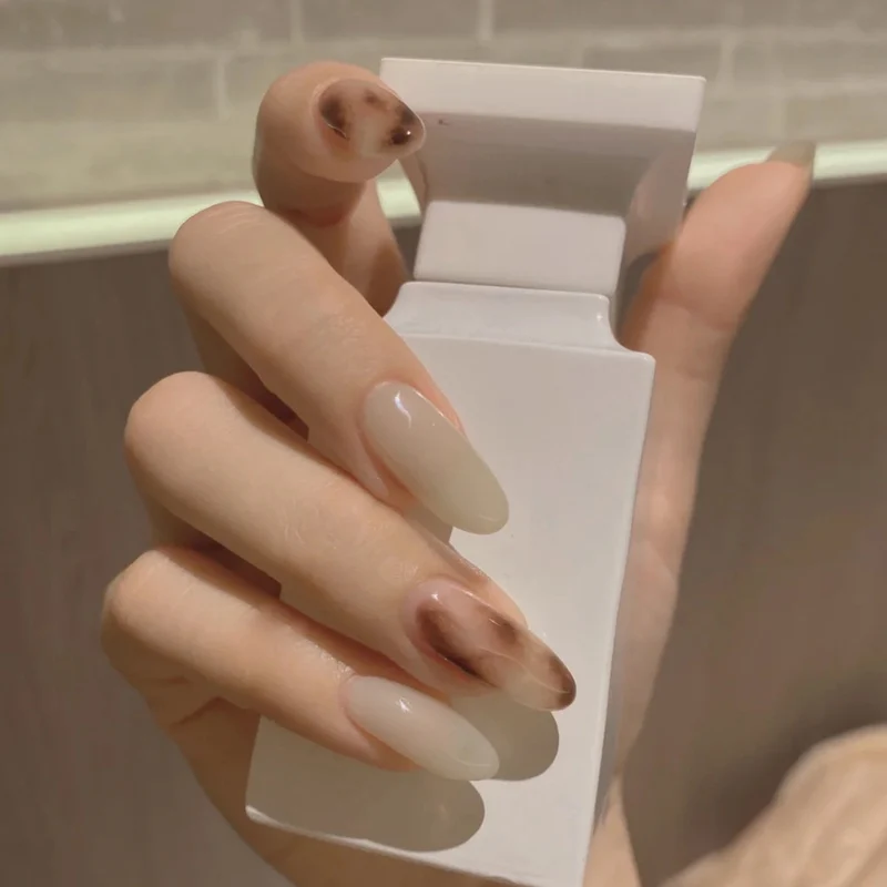 Kunstvolle Gel-Nägel mit elegantem Ombre-Effekt Karnz