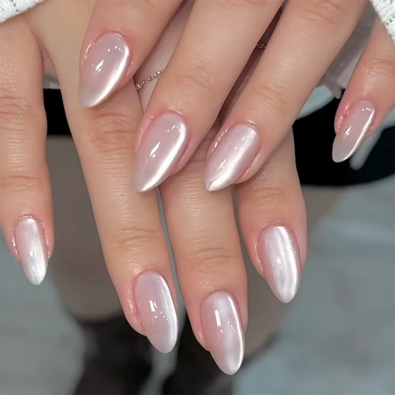 Kunstvolle Gel-Nägel mit elegantem Glamour-Finish Karnz